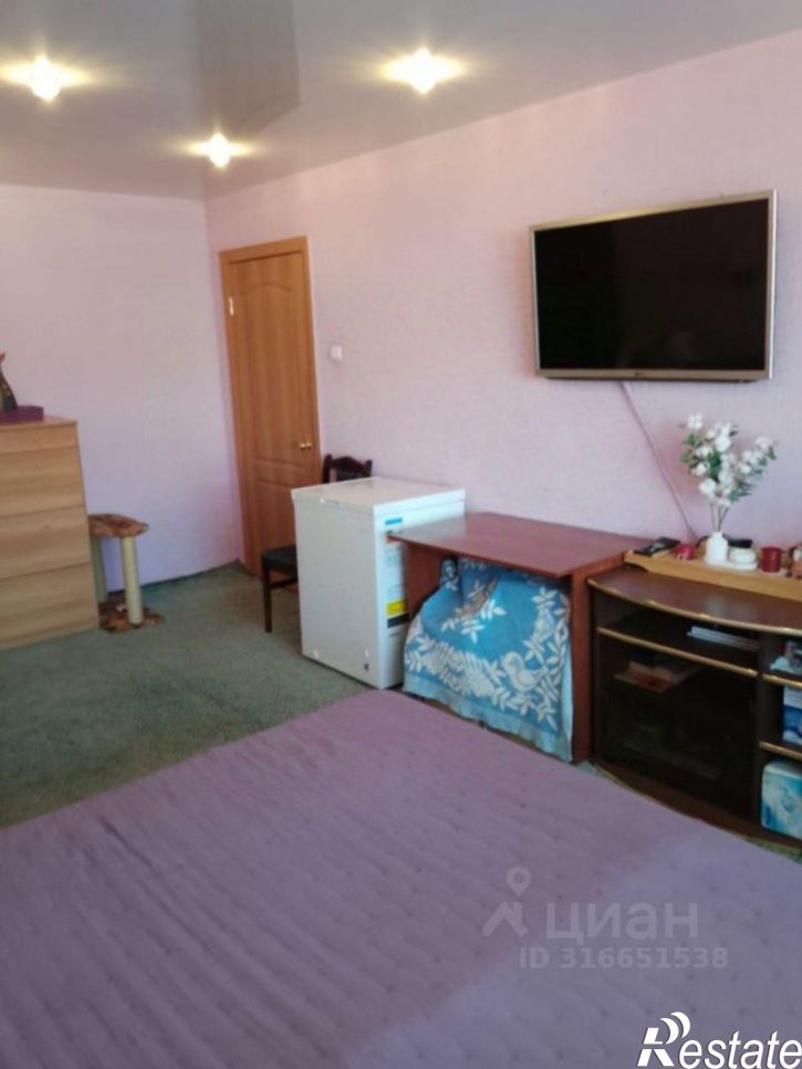 3-комн квартира улица 40 лет Октября, 1,  д. 1